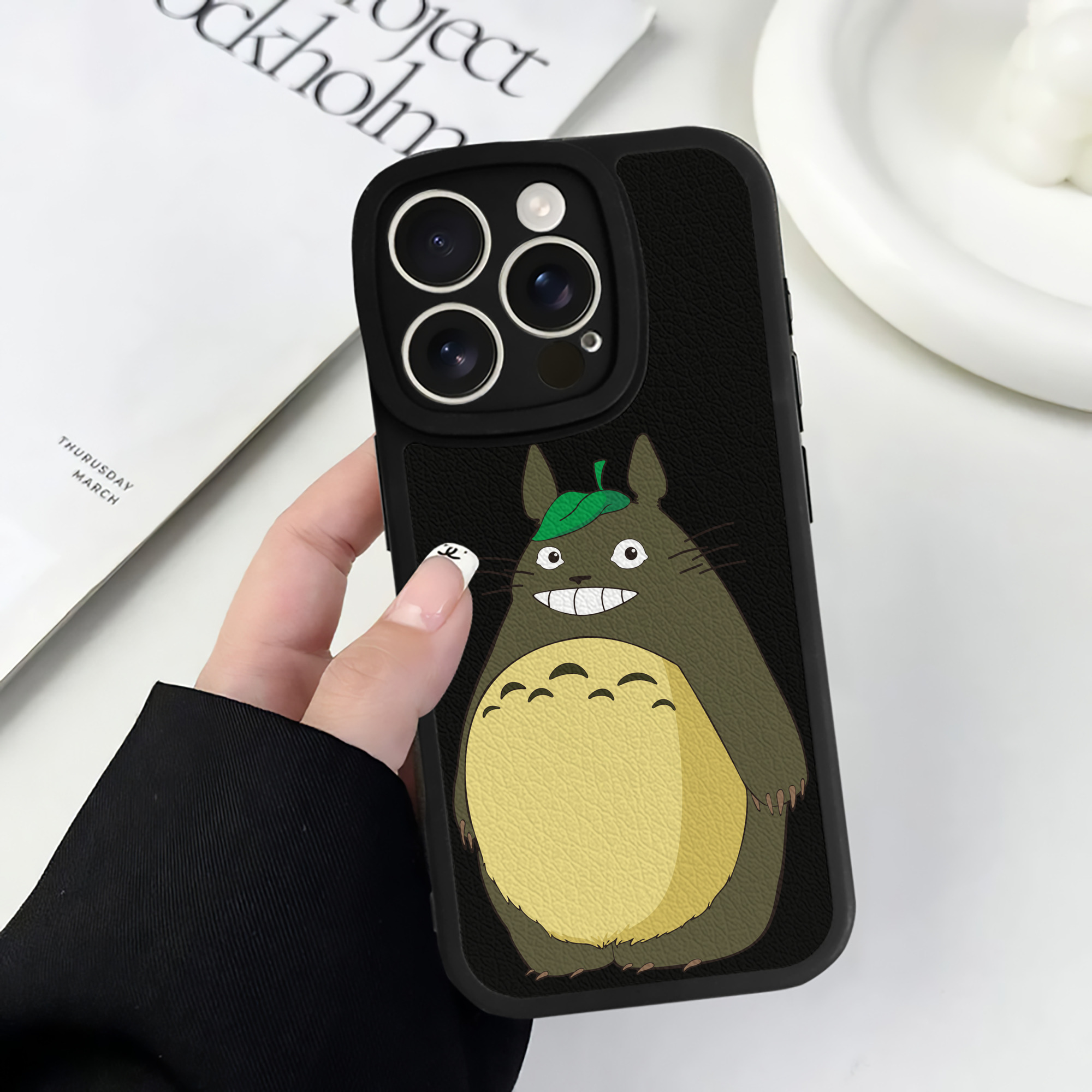 （画像用） となりのトトロ 草壁メイ 草壁サツキ My Neighbor Totoro Satsuki Kusakabe Mei Kusakabe 【iPhone 16シリーズ対応】シリコンスマホケース（レザー調） 材質：シリコン